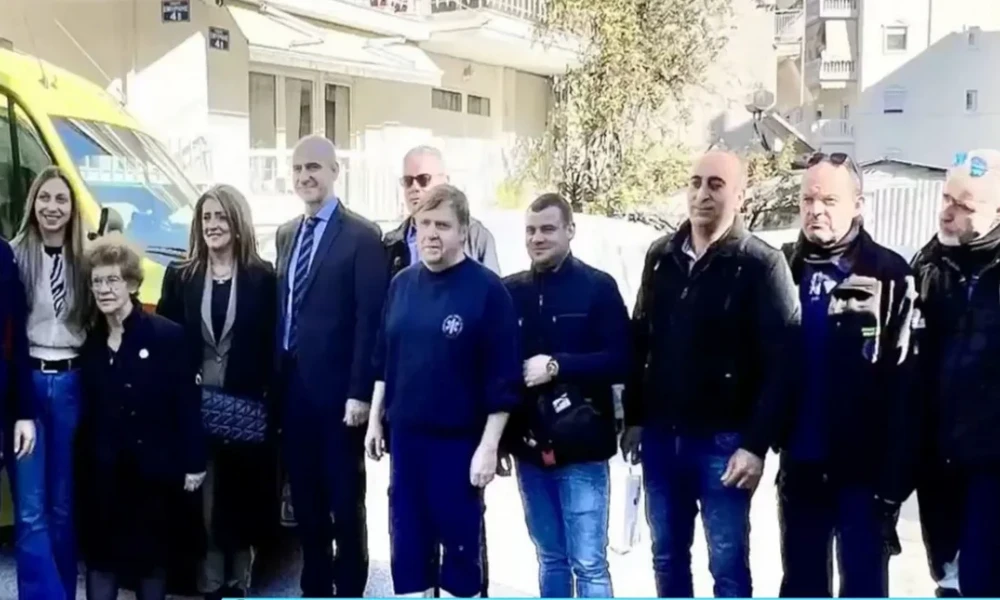 Συγκίνηση στην Κατερίνη: Συνταξιούχος έκανε δωρεά ασθενοφόρου στο ΕΚΑΒ τιμώντας τη μνήμη του γιου της (Βίντεο)